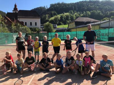 Übung Sport: 4. Klasse Volksschule zu Gast am Tennisplatz